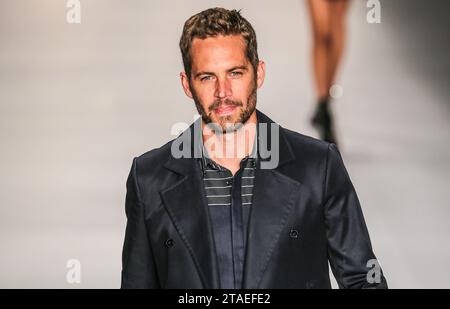 New York City, NY, USA. 21 marzo 2013. ATTENTION EDITOR - FILE PHOTO FROM 03/21/2013 - SÃƒO PAULO, SP, 03/21/2013 - SÃƒO PAULO FASHION WEEK - PAUL WALKER -.Ten Years from the death of North American actor Paul Walker this Thursday, November 30, 2023 in file foto l'attore Paul Walker durante la sfilata di moda della collezione Colcci Primavera-Estate 2013/14 alla settimana della moda di SÃ Paulo (SPFW) nel padiglione biennale Ibirapuera nella regione meridionale della città di SÃ£o Paulo il 21 marzo 2013. (Immagine di credito: © William Volcov/ZUMA Press Wire) SOLO USO EDITORIALE! Non per gli Stati Uniti commerciali Foto Stock