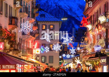 Francia, alta Savoia, Chamonix, luci natalizie di Blachere Iluminations Foto Stock