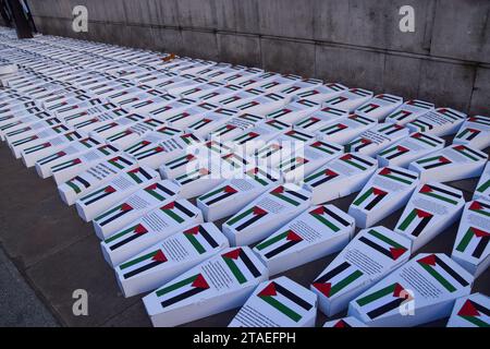 Londra, Regno Unito. 30 novembre 2023. I manifestanti pro-Palestina hanno allestito centinaia di “bara di bambini” di cartone fuori Downing Street, che rappresentano oltre 6000 bambini uccisi dalle forze israeliane, chiedendo un cessate il fuoco permanente mentre Israele interrompe i loro combattimenti con Hamas. Credito: Vuk Valcic/Alamy Live News Foto Stock