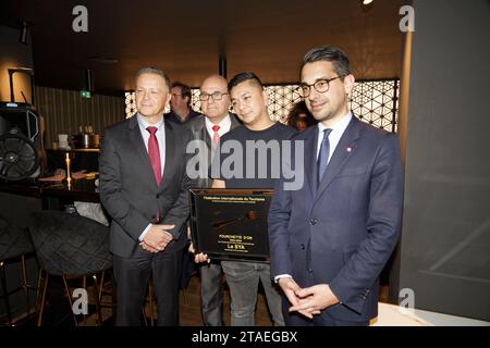 Montevrain, Francia. 29 novembre 2023. Jean-Eric Duluc, presidente della Federazione internazionale del turismo, presenta la forca d'oro (Fourchette d'Or) Foto Stock