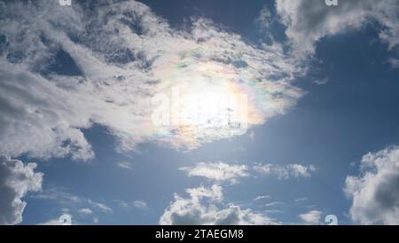 Bellissime nuvole di colori iridescenti. Sfondi, texture. Riflesso della luce solare sui cristalli di ghiaccio. Foto Stock