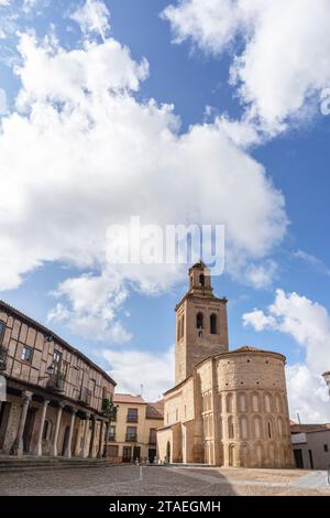 Piazza Villa nella città di Arevalo e sullo sfondo la chiesa mudejar di Santa Maria la Mayor. Avila. Spagna. Foto Stock