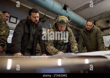 Kupyansk, Ucraina. 30 novembre 2023. Da sinistra a destra: il presidente ucraino Volodymyr Zelenskyy, il comandante delle forze terrestri Oleksandr Syrskyi e il capo dello staff presidenziale Andriy Yermak sono informati sulla situazione lungo la linea difensiva Kupyansk - Lyman durante una visita a un posto di comando in prima linea nella regione di Kharkiv, il 30 novembre 2023 a Kupyansk, regione di Kharkiv, Ucraina. Credito: Pool Photo/Ufficio Stampa Presidenziale ucraino/Alamy Live News Foto Stock