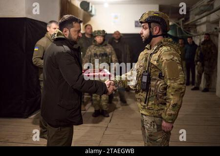 Kupyansk, Ucraina. 30 novembre 2023. Il presidente ucraino Volodymyr Zelenskyy, a sinistra, presenta medaglie militari agli eroi difensori lungo la linea difensiva Kupyansk - Lyman durante una visita a un posto di comando in prima linea nella regione di Charkiv, 30 novembre 2023 a Kupyansk, regione di Kharkiv, Ucraina. Credito: Pool Photo/Ufficio Stampa Presidenziale ucraino/Alamy Live News Foto Stock