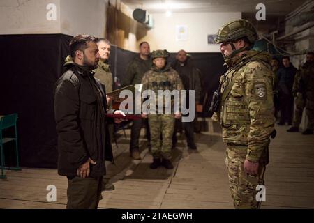 Kupyansk, Ucraina. 30 novembre 2023. Il presidente ucraino Volodymyr Zelenskyy, a sinistra, presenta medaglie militari agli eroi difensori lungo la linea difensiva Kupyansk - Lyman durante una visita a un posto di comando in prima linea nella regione di Charkiv, 30 novembre 2023 a Kupyansk, regione di Kharkiv, Ucraina. Credito: Pool Photo/Ufficio Stampa Presidenziale ucraino/Alamy Live News Foto Stock