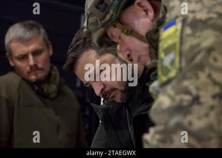 Kupyansk, Ucraina. 30 novembre 2023. Il presidente ucraino Volodymyr Zelenskyy, centro, è informato sulla situazione lungo la linea difensiva Kupyansk - Lyman durante una visita a un posto di comando in prima linea nella regione di Charkiv, 30 novembre 2023 a Kupyansk, regione di Kharkiv, Ucraina. Da sinistra a destra: Consigliere per la sicurezza nazionale Roman Mashovet, presidente Volodymyr Zelenskyy e comandante delle forze terrestri Oleksandr Syrskyi. Credito: Pool Photo/Ufficio Stampa Presidenziale ucraino/Alamy Live News Foto Stock