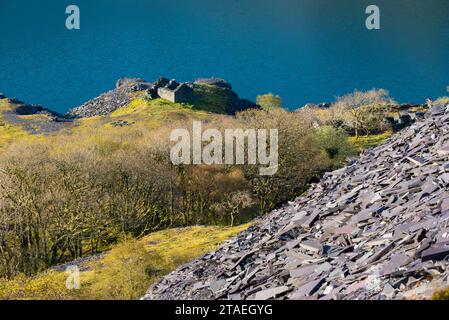 Rovine di una vecchia cava di ardesia accanto a Llyn Peris, Llanberis, Galles del Nord. Foto Stock