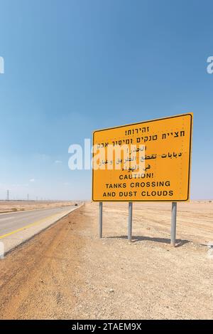 Un cartello sull'autostrada 90 in Israele. Foto Stock