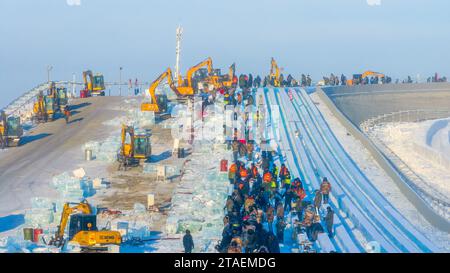 Harbin, Cina. 30 novembre 2023. I lavoratori stanno costruendo il 25° Harbin Ice and Snow World a Harbin, provincia di Heilongjiang, Cina, il 30 novembre 2023. (Foto di Costfoto/NurPhoto) credito: NurPhoto SRL/Alamy Live News Foto Stock