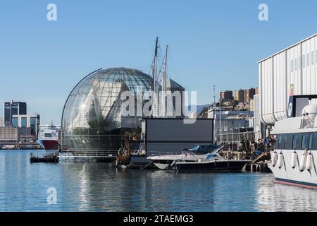 Genova, Italia - 18 novembre 2023: Biosfera, nel porto turistico di Genova, vicino all'acquario. Foto Stock