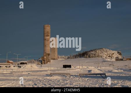 KIRUNA, SVEZIA - 13 NOVEMBRE 2023: Kiruna, città mineraria svedese nella Scandinavia settentrionale all'interno del circolo polare artico. Fotografato nel nuovo centro della città. Foto Stock