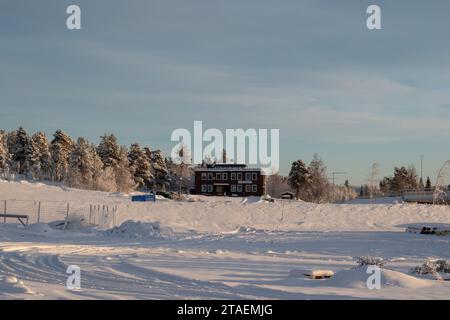 KIRUNA, SVEZIA - 13 NOVEMBRE 2023: Kiruna, città mineraria svedese nella Scandinavia settentrionale all'interno del circolo polare artico. Fotografato nel nuovo centro della città. Foto Stock