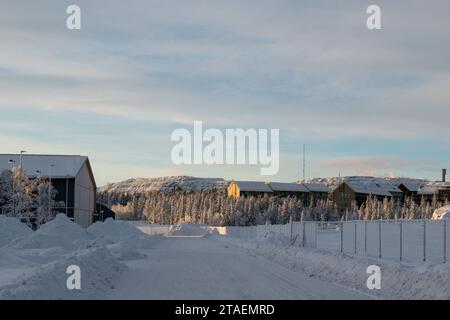 KIRUNA, SVEZIA - 13 NOVEMBRE 2023: Kiruna, città mineraria svedese nella Scandinavia settentrionale all'interno del circolo polare artico. Fotografato nel nuovo centro della città. Foto Stock