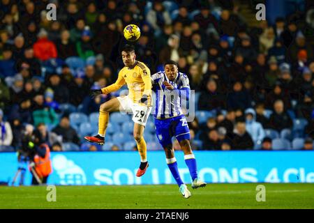 Hillsborough Stadium, Sheffield, Inghilterra - 29 novembre 2023 Yunus Akgun (29) di Leicester City ottiene più alto di Akin Famewo (23) di Sheffield mercoledì vince il colpo di testa - durante la partita Sheffield Wednesday contro Leicester City, EFL Championship, 2023/24, Hillsborough Stadium, Sheffield, Inghilterra - 29 novembre 2023 crediti: Arthur Haigh/WhiteRosePhotos/Alamy Live News Foto Stock