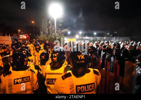 I tifosi del Legia Warsaw vengono sezionati dai tifosi di casa dalla polizia fuori dallo stadio prima della partita del gruppo e della UEFA Europa Conference League a Villa Park, Birmingham. Data foto: Giovedì 30 novembre 2023. Foto Stock