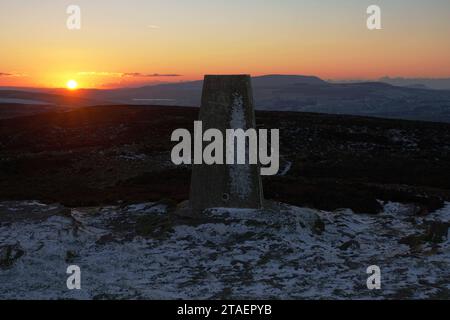 Tramonto invernale su Pinhaw Beacon sulla Pennine Way, Elslack Moor, Lothersdale, North Yorkshire, Inghilterra, REGNO UNITO Foto Stock