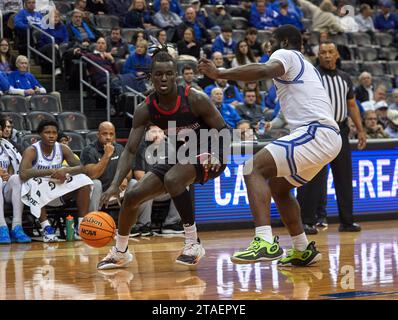 La guardia nordorientale degli Huskies Masai Troutman (1) guida verso il cesto mentre la guardia dei Pirati di Seton Hall Dylan Addae-Wusu (0) difende nel primo tempo al Prudential Center di Newark, New Jersey, mercoledì 29 novembre. Duncan Williams/CSM Foto Stock