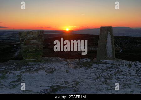 Tramonto invernale su Pinhaw Beacon sulla Pennine Way, Elslack Moor, Lothersdale, North Yorkshire, Inghilterra, REGNO UNITO Foto Stock