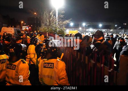 I tifosi del Legia Warsaw vengono sezionati dai tifosi di casa dalla polizia fuori dallo stadio prima della partita del gruppo e della UEFA Europa Conference League a Villa Park, Birmingham. Data foto: Giovedì 30 novembre 2023. Foto Stock