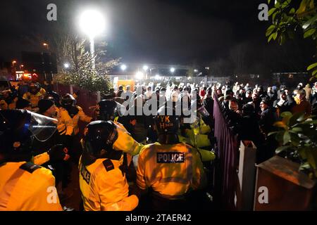 I tifosi del Legia Warsaw vengono sezionati dai tifosi di casa dalla polizia fuori dallo stadio prima della partita del gruppo e della UEFA Europa Conference League a Villa Park, Birmingham. Data foto: Giovedì 30 novembre 2023. Foto Stock