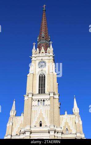 Campanile con l'orologio del nome della Chiesa cattolica romana di Novi Sad, Serbia Foto Stock