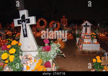 Tzintzuntzan, Michoacan, Messico: 1 novembre 2023: Celebrazione del giorno dei morti con decorazione del cimitero e una veglia a lume di candela. Foto Stock