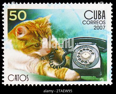 MOSCA, RUSSIA - 17 NOVEMBRE 2023: Il francobollo stampato a Cuba mostra Cat with Telephone, Domestic Cats serie, circa 2007 Foto Stock