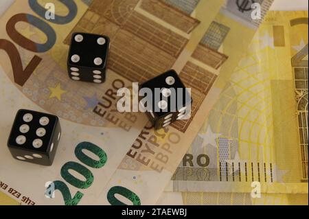 Tre dadi sulle banconote in euro da 200 euro, primo piano. Foto Stock