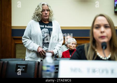 Washington, USA. 30 novembre 2023. Micki Witthoeft, la madre di Ashli Babbitt uccisa dalla polizia del Campidoglio il 6 gennaio, entra nella sala udienza dietro l'ex consigliere per la sicurezza interna e consigliere per la lotta al terrorismo del vicepresidente Pence Olivia Troye, durante una sottocommissione giudiziaria della camera sulla Weaponizzazione dell'udienza del governo federale sulla censura dei social media, al Campidoglio degli Stati Uniti, a Washington, DC, giovedì 30 novembre, 2023. (Graeme Sloan/Sipa USA) credito: SIPA USA/Alamy Live News Foto Stock