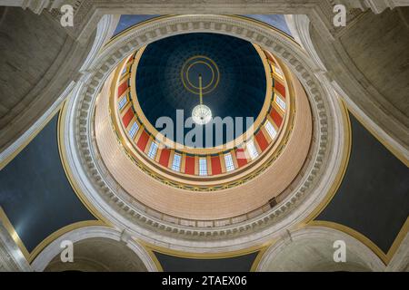 Lampadario appeso al picco della cupola nell'edificio del Campidoglio della Virginia Occidentale al 1900 di Kanawha Blvd e a Charleston, West Virginia Foto Stock