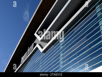 Milwaukee, Wisconsin, USA. 30 novembre 2023. Il Fiserv Forum, il sito della Convention Nazionale Repubblicana del 2024 a Milwaukee, Wisconsin, è stato mostrato giovedì 30 novembre 2023 durante una presentazione mediatica delle strutture congressuali. La convenzione è prevista per il 15 e 18 luglio. L'arena, inaugurata nell'agosto 2018, ospita i Milwaukee Bucks NBA e le squadre di pallacanestro maschile della Marquette University. (Immagine di credito: © Mark Hertzberg/ZUMA Press Wire) SOLO USO EDITORIALE! Non per USO commerciale! Foto Stock