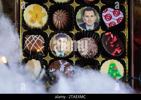 Londra, Regno Unito. 30 novembre 2023. Lo stand "Mocha Finest Artisan Handmade Chocolates" aveva praline con immagini di Rishi Sunak e Jeremy Hunt appositamente realizzate per l'evento. Questa sera il primo Ministro Rishi Sunak ha partecipato a un mercato festivo per mostrare le imprese britanniche, con bancarelle allestite fuori dal 10 di Downing Street a Westminster. Il PM e sua moglie chiacchierano con diversi proprietari di stalle, anche se il walkabout è più breve rispetto agli anni precedenti, poiché Sunak sta partendo per COP28 poco dopo. Crediti: Imageplotter/Alamy Live News Foto Stock