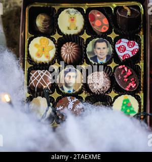 Londra, Regno Unito. 30 novembre 2023. Lo stand "Mocha Finest Artisan Handmade Chocolates" aveva praline con immagini di Rishi Sunak e Jeremy Hunt appositamente realizzate per l'evento. Questa sera il primo Ministro Rishi Sunak ha partecipato a un mercato festivo per mostrare le imprese britanniche, con bancarelle allestite fuori dal 10 di Downing Street a Westminster. Il PM e sua moglie chiacchierano con diversi proprietari di stalle, anche se il walkabout è più breve rispetto agli anni precedenti, poiché Sunak sta partendo per COP28 poco dopo. Crediti: Imageplotter/Alamy Live News Foto Stock
