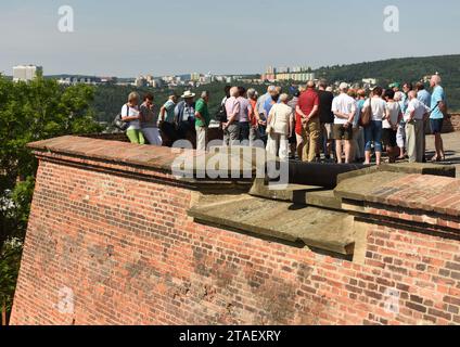 Brno, Repubblica Ceca - 1 giugno 2017: Turisti nel castello di Spilberk a Brno, Repubblica Ceca Foto Stock