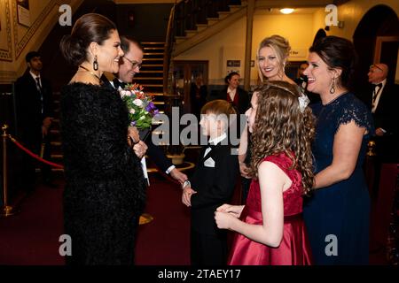 La principessa Vittoria di Svezia viene presentata con fiori prima della Royal Variety Performance alla Royal Albert Hall di Londra. Data foto: Giovedì 30 novembre 2023. Foto Stock