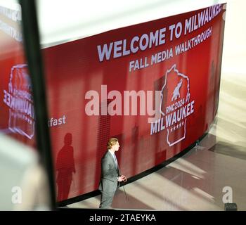 Milwaukee, Wisconsin, USA. 30 novembre 2023. Il Fiserv Forum, il sito della Convention Nazionale Repubblicana del 2024 a Milwaukee, Wisconsin, è stato mostrato giovedì 30 novembre 2023 durante una presentazione mediatica delle strutture congressuali. La convenzione è prevista per il 15 e 18 luglio. L'arena, inaugurata nell'agosto 2018, ospita i Milwaukee Bucks NBA e le squadre di pallacanestro maschile della Marquette University. (Immagine di credito: © Mark Hertzberg/ZUMA Press Wire) SOLO USO EDITORIALE! Non per USO commerciale! Foto Stock