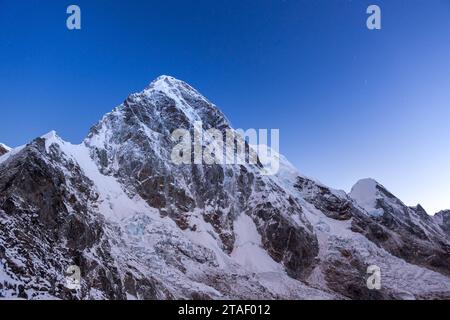 Picco Pumori all'alba. Bellissima montagna rocciosa in Himalaya vicino al campo base dell'Everest, Nepal. Foto Stock