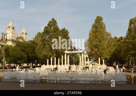 Budapest, Ungheria - 30 agosto 2018: Persone vicino al Monumento alle vittime dell'occupazione tedesca in Piazza della libertà a Budapest. Foto Stock