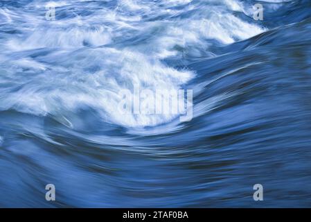 Registrazione a lungo termine di onde in un fiume in Baviera, Germania, Europa Foto Stock