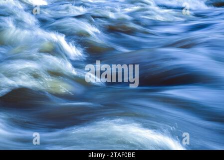 Registrazione a lungo termine di onde in un fiume in Baviera, Germania, Europa Foto Stock