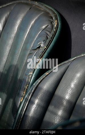 sedili in pelle d'epoca usurati Foto Stock