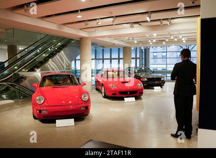 New York, Stati Uniti. 30 novembre 2023. Una Ferrari 575M Maranello del 2002 e altre auto di lusso sono in mostra come alcuni dei molti punti salienti del Sotheby's Luxury Sales al Sotheby's di New York City giovedì 30 novembre 2023. Foto di John Angelillo/UPI Credit: UPI/Alamy Live News Foto Stock