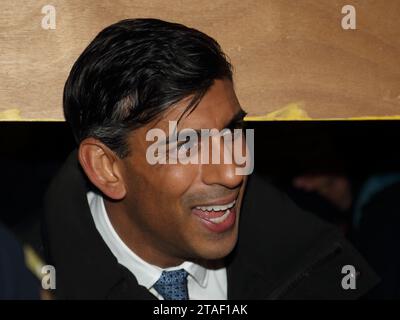 Londra, Regno Unito. 30 novembre 2023. Il primo ministro britannico Rishi Sunak, accende le luci dell'albero di Natale di Downing Street. Rishi Sunak e sua moglie Akshata Murty visitano le bancarelle del mercatino di Natale di Downing Street. Crediti: Uwe Deffner/Alamy Live News Foto Stock