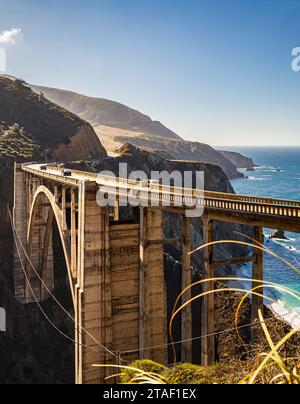 Vista panoramica verticale del Bixby Bridge sull'autostrada della costa del pacifico durante una soleggiata giornata autunnale a Big Sur, California, Stati Uniti Foto Stock