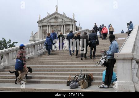 VENEZIA, ITALIA - 16 MAGGIO 2012: Persone sul Ponte degli Scalzi a Venezia. Foto Stock