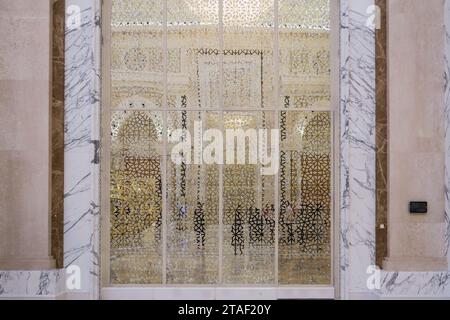 Abu Dhabi, Emirati Arabi Uniti, 08.02.2020. Palazzo Presidenziale degli Emirati Arabi Uniti Qasr al Watan, opera d'arte araba sulle pareti, con ricche decorazioni ricche e ricche di dettagli e inestimabili. Foto Stock