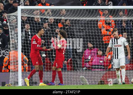 Cody Gakpo #18 di Liverpool celebra il suo obiettivo di raggiungere il 2-0 durante la partita del gruppo e di UEFA Europa League Liverpool vs LASK ad Anfield, Liverpool, Regno Unito, il 30 novembre 2023 (foto di Mark Cosgrove/News Images) in, il 30/11/2023. (Foto di Mark Cosgrove/News Images/Sipa USA) credito: SIPA USA/Alamy Live News Foto Stock