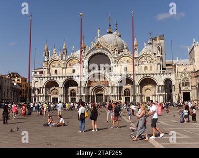 Venezia, Italia - 7 giugno 2017: Turisti in Piazza San Marco e la Cattedrale di San Marco a Venezia. Foto Stock