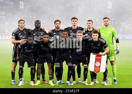 MARSIGLIA - Back Row (l-r) Borna Sosa di Ajax, Brian Brobbey di Ajax, Devyne Rensch di Ajax, Benjamin Tahirovic di Ajax, Steven Berghuis di Ajax, portiere dell'Ajax Diant Ramaj. Prima fila (l-r) Carlos Forbs dell'Ajax, Steven Bergwijn dell'Ajax, Jorrel Hato dell'Ajax, Kenneth Taylor dell'Ajax, Anton Gaaei dell'Ajax durante la partita del gruppo B di Europa League tra Olympique Marseille e Ajax Amsterdam allo Stade de Marseille il 30 novembre 2023 a Marsiglia, in Francia. ANP OLAF KRAAK Foto Stock