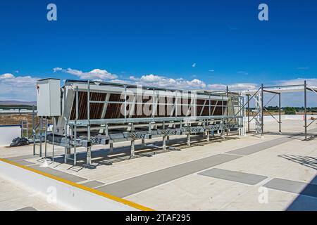Quadro di comando elettrico su un condensatore adiabatico sul tetto di un magazzino di stoccaggio a freddo di CO2 (refrigerazione industriale). Foto Stock